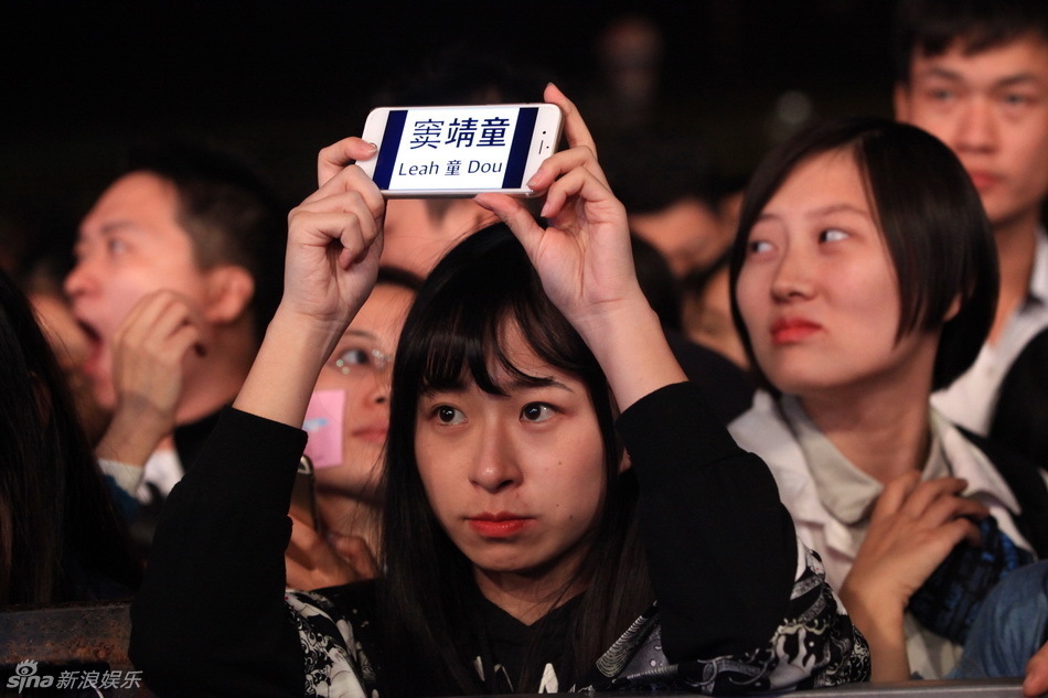 窦靖童内地首次公演 李亚鹏观看王菲缺席