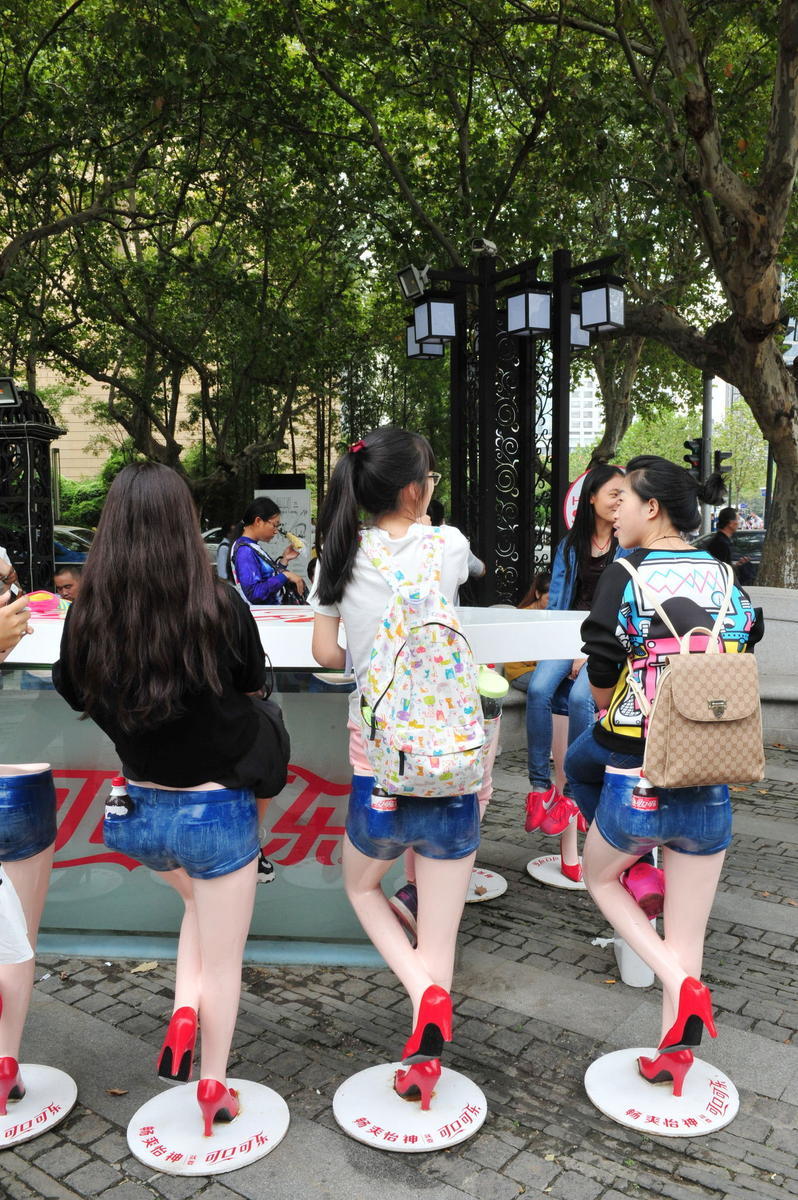 南京性感长腿肥臀坐凳受游客青睐
