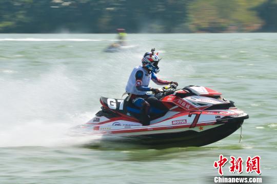 水上摩托世界锦标赛广西柳州开赛 花式表演赛吸睛
