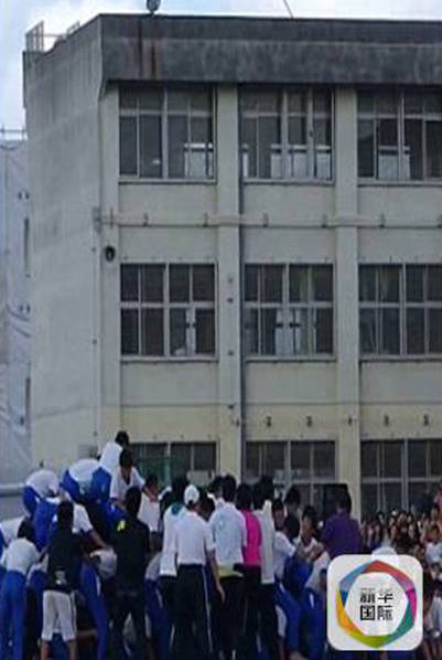 日本学生“叠罗汉”瞬间坍塌 一人永久脊柱损伤