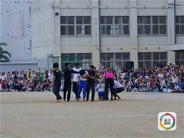 日本学生“叠罗汉”瞬间坍塌 一人永久脊柱损伤