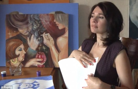 俄女艺术家用胸部画出普京肖像画