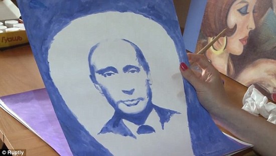 俄女艺术家用胸部画出普京肖像画