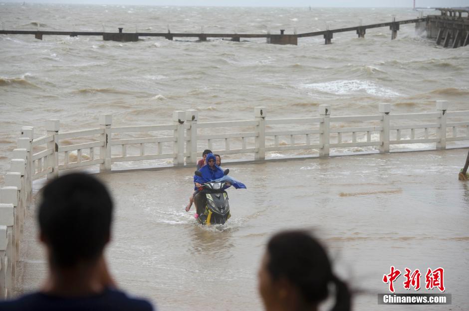 强台风“彩虹”影响海南 市民海边冒险看浪