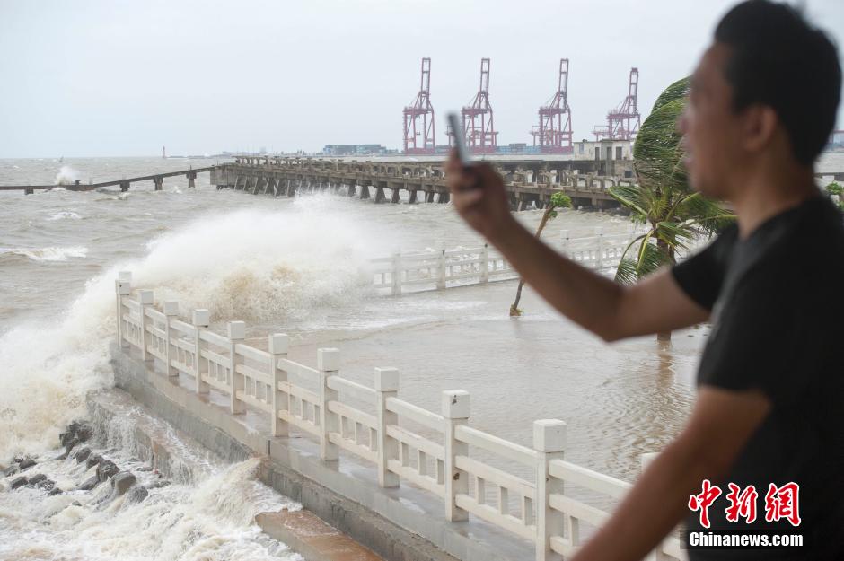 强台风“彩虹”影响海南 市民海边冒险看浪