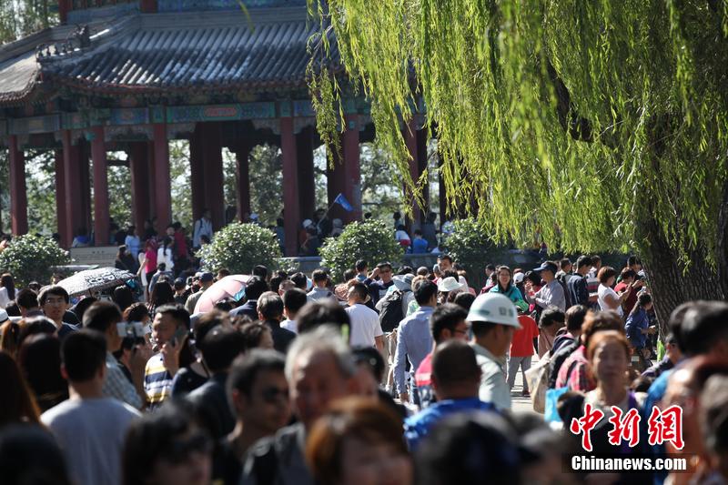 北京数万游客挤爆颐和园