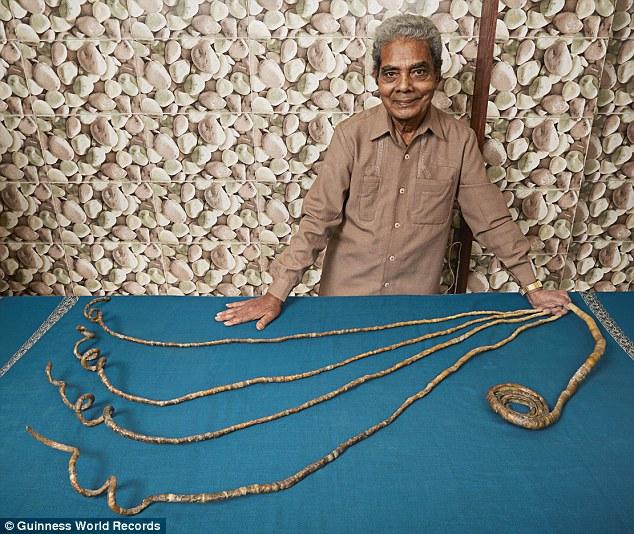 印度男子留指甲62年不剪 长度破世界纪录