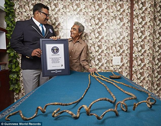 印度男子留指甲62年不剪 长度破世界纪录