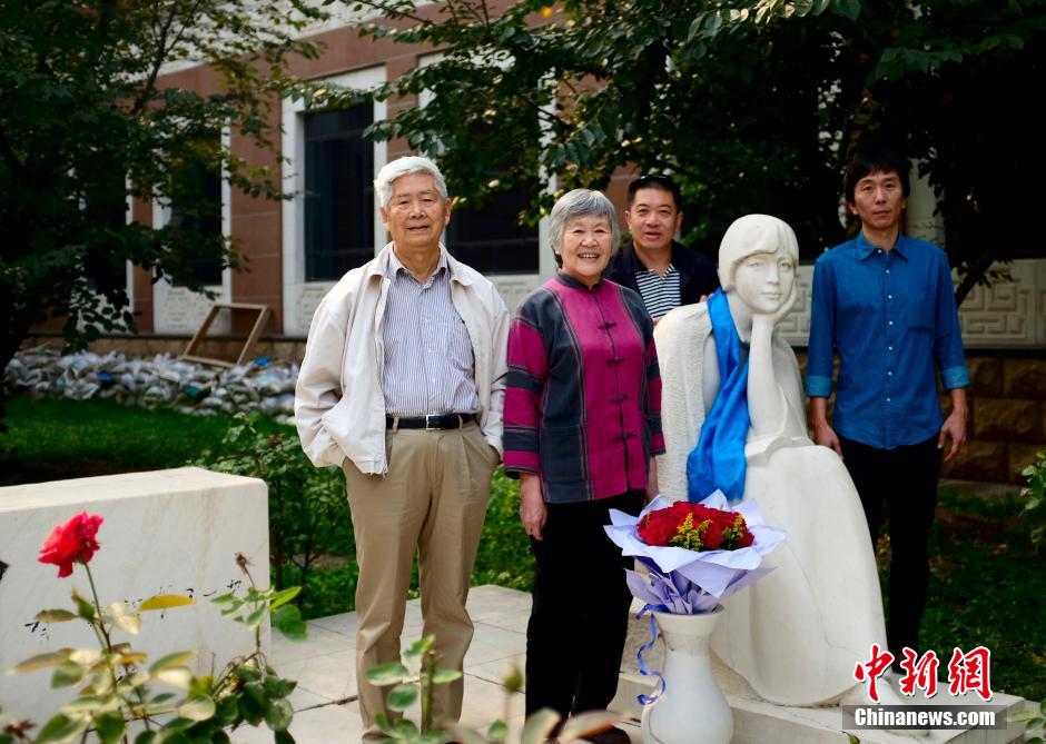 冰心115周年华诞 其后人在北京献上红玫瑰