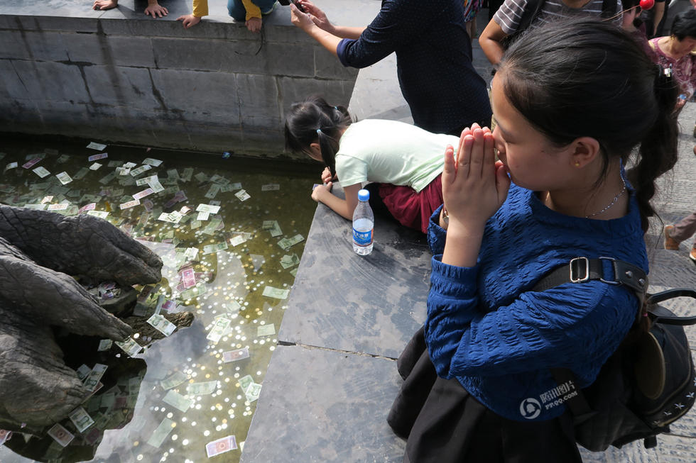 洛阳香山寺许愿池被游客投满“许愿钱”