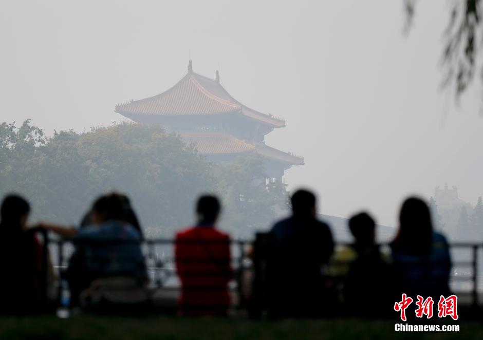 北京发布雾霾黄色预警 能见度低