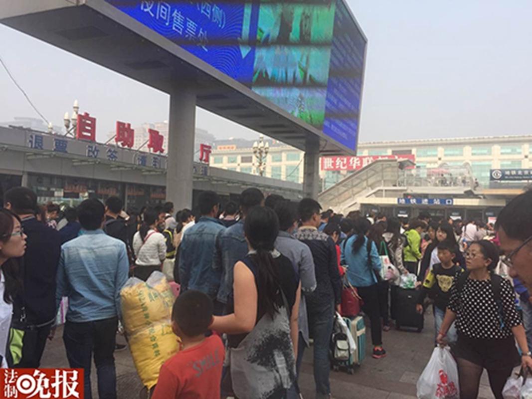 返京高峰 北京站地铁排起百米“长龙”