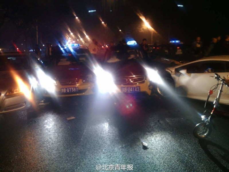 北京无牌兰博基尼连撞多车 司机逃逸