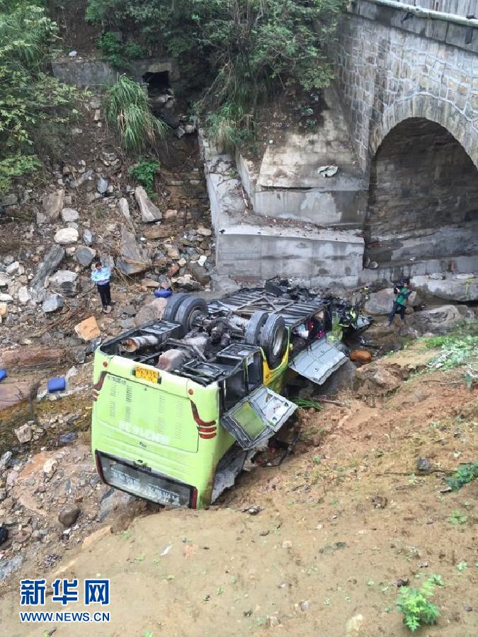 安徽省霍山县发生大巴车坠桥事故 目前已造成7人死亡