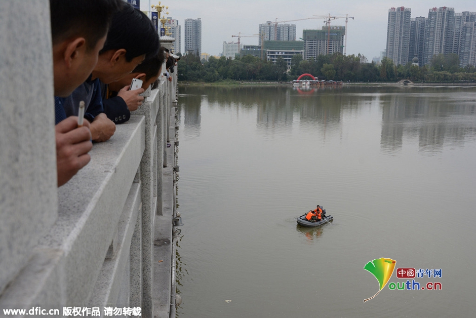 陕西汉中一女中学生轻生跳江打捞引围观