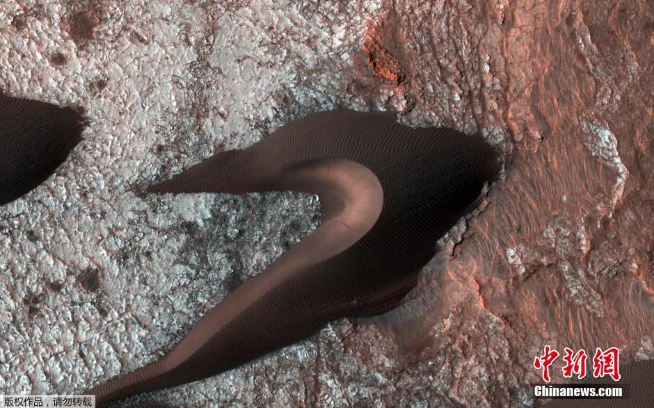 NASA公布火星高清图 巨型平原及沙丘似科幻场景