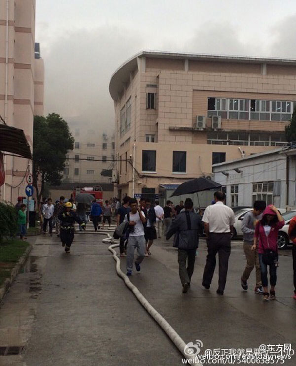 上海体育学院一男生宿舍楼起火