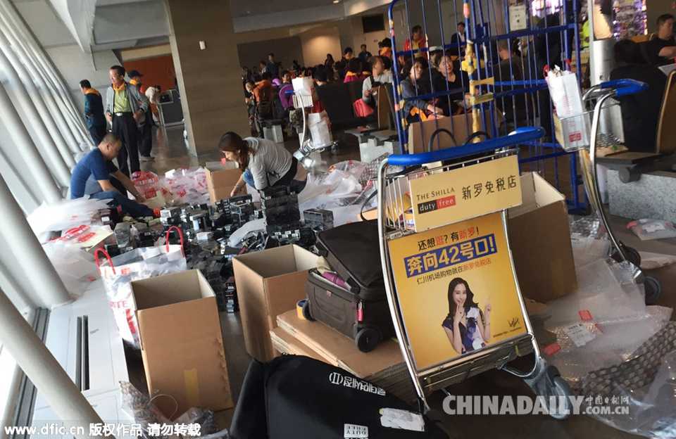 国人在韩疯狂扫货 机场遍地化妆品令人咋舌
