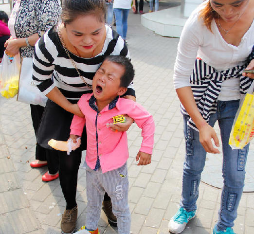 小贩用染色鸡冒充七彩鸡 家长不买小孩大哭