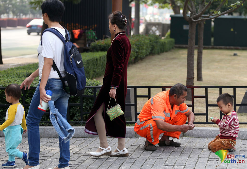 没房住儿媳出走 保洁员带孙扫街用奶哄孩子