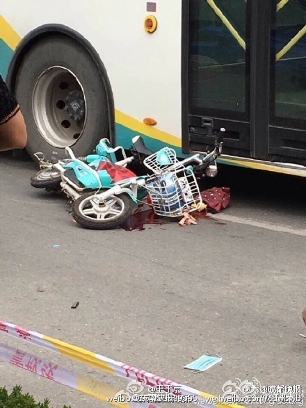 出租车突开车门 骑车女子被公交车碾压身亡