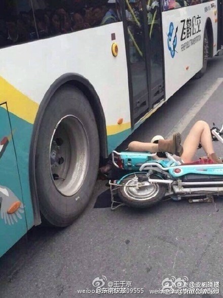 出租车突开车门 骑车女子被公交车碾压身亡
