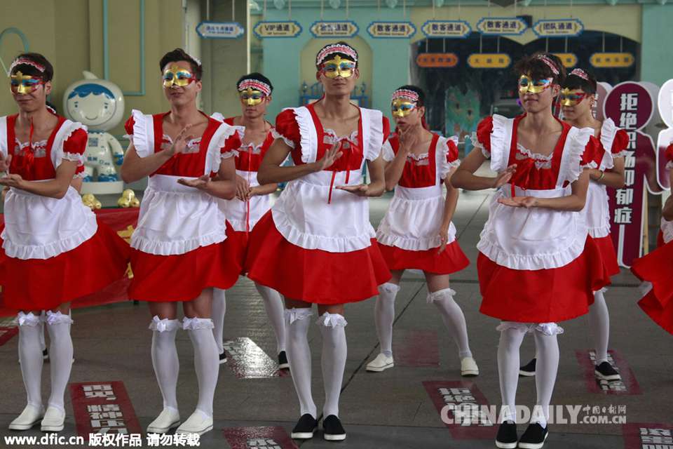 杭州：百名IT男化身萝莉 吃鸭梨砸瓷器减压