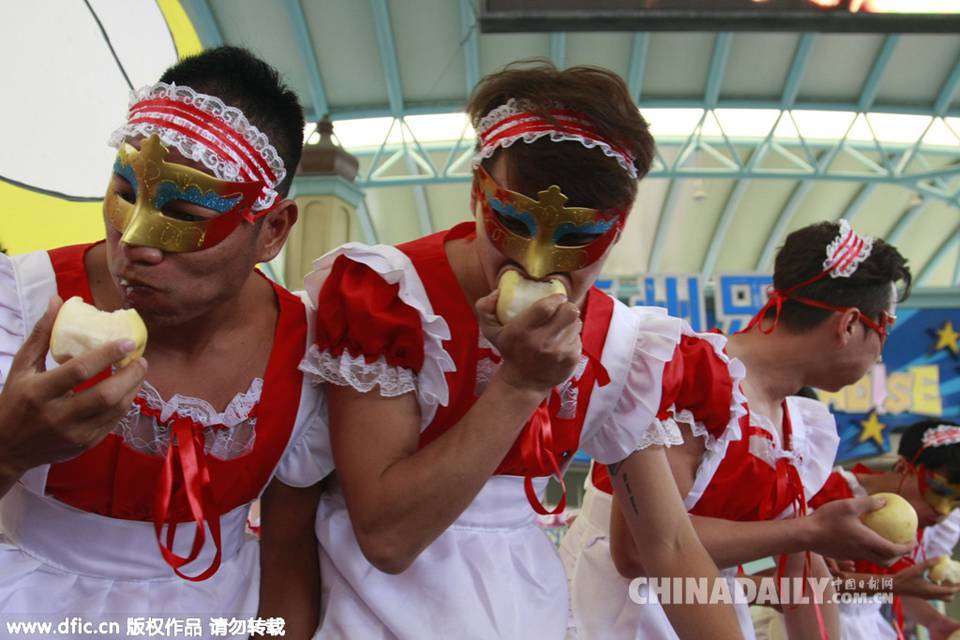 杭州：百名IT男化身萝莉 吃鸭梨砸瓷器减压