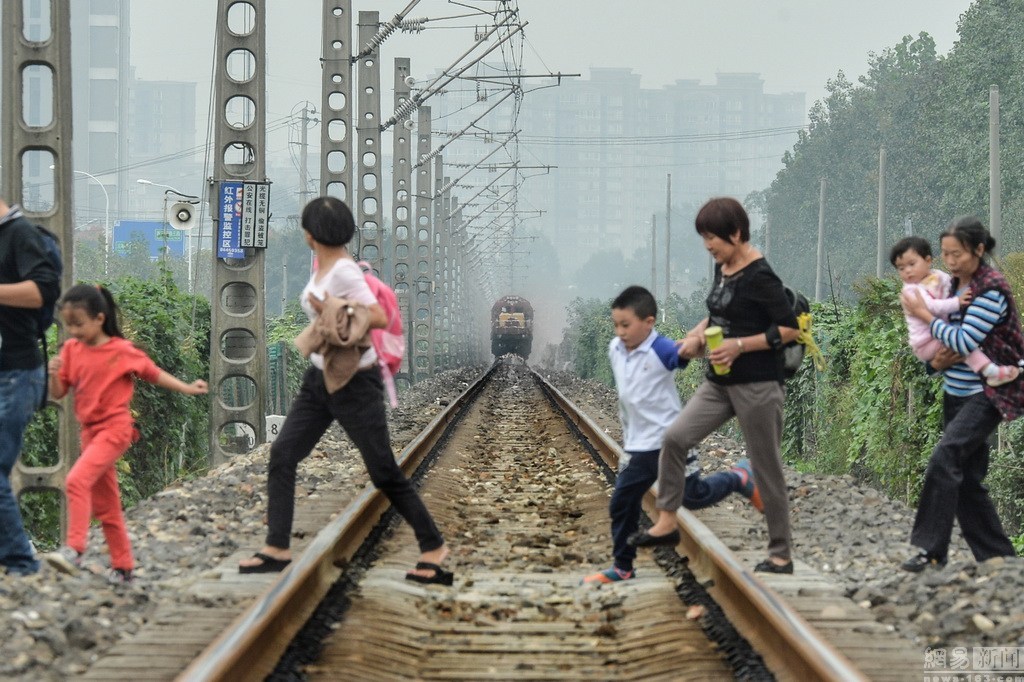 区民区被环路包围 数百小 学生横穿铁路上学 [1
