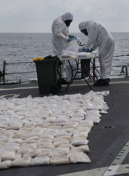 澳大利亚海上缉毒 毒品就地倾倒入海