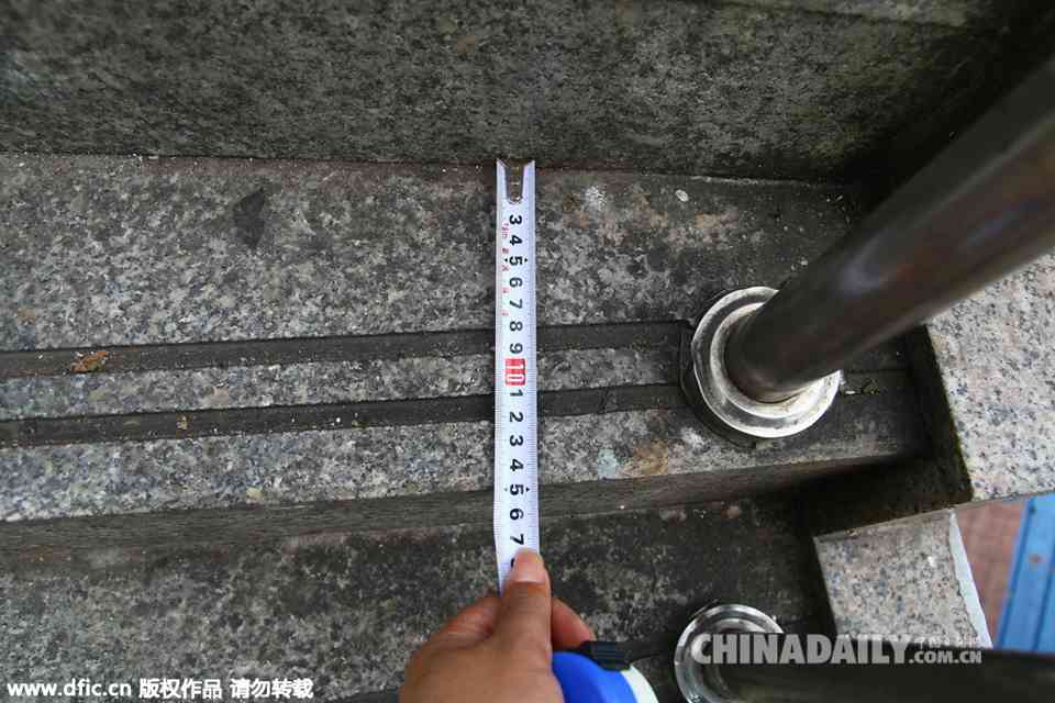 重庆“最窄扶梯”台阶仅15cm宽