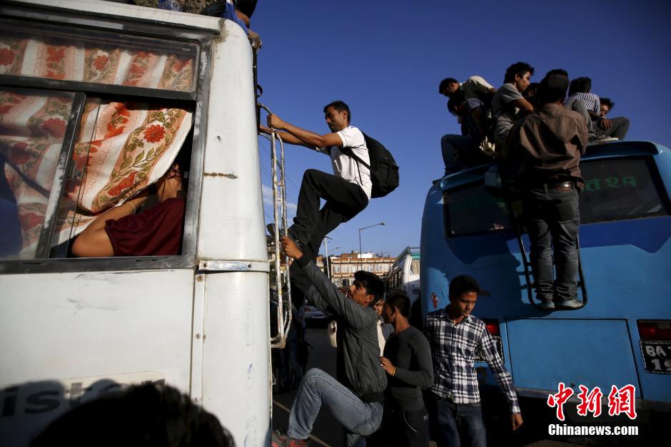 尼泊尔首都遭遇燃料危机 民众爬窗挤公交
