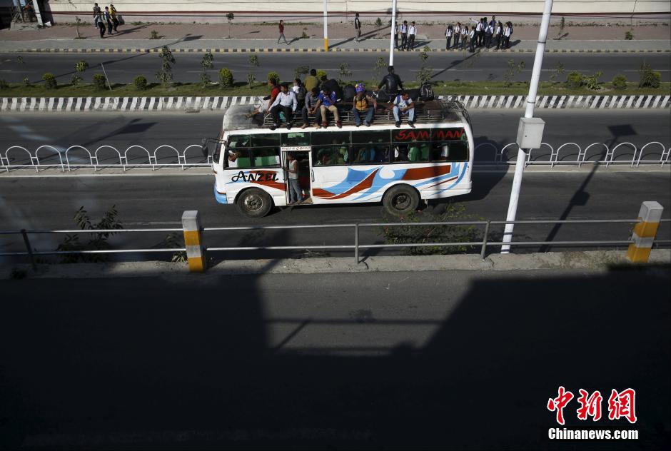 尼泊尔首都遭遇燃料危机 民众爬窗挤公交