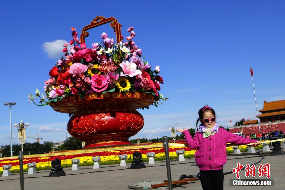 北京大风蓝色预警持续 游客拍照难“露脸”