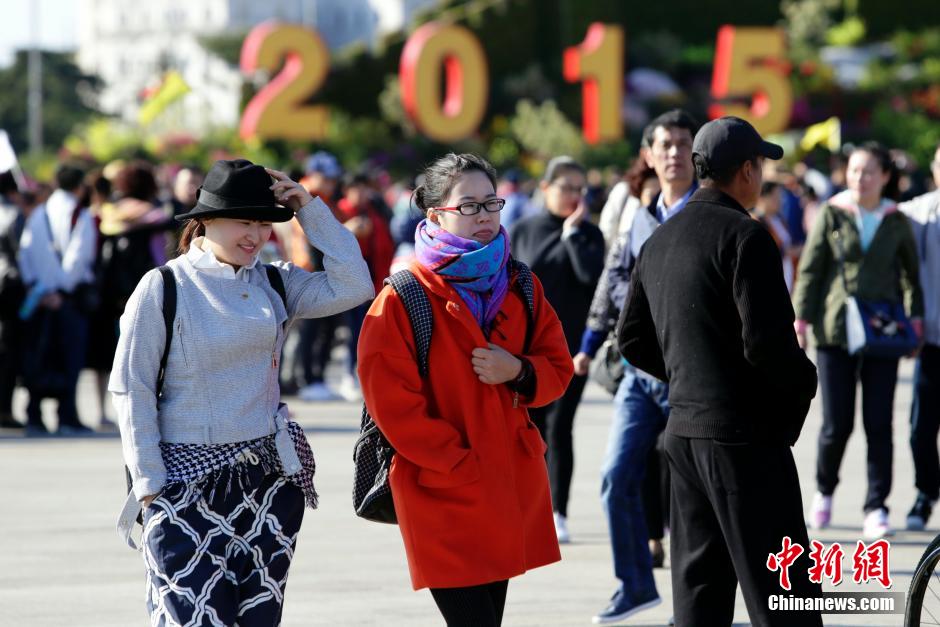北京大风蓝色预警持续 游客拍照难“露脸”