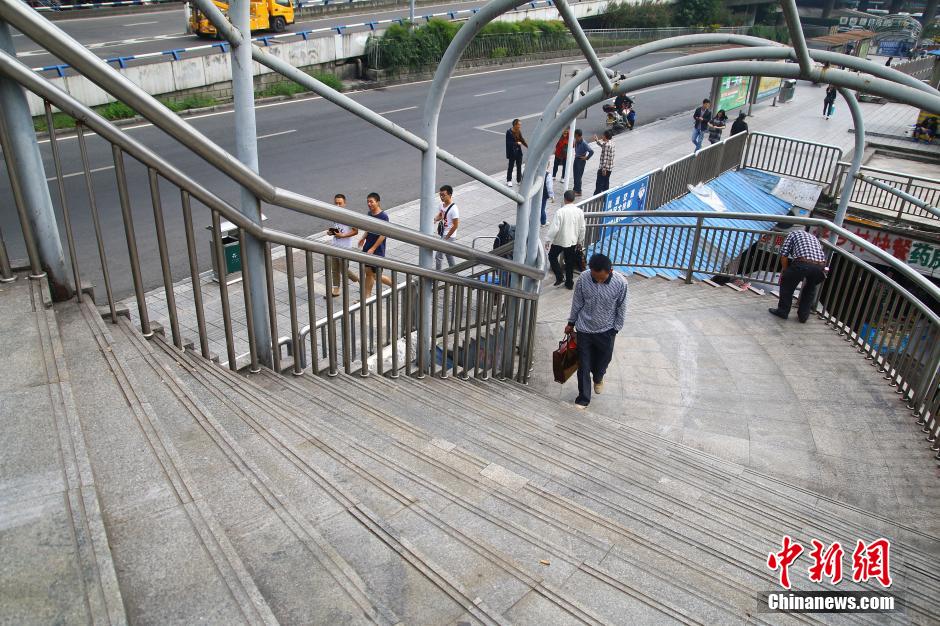 重庆渝中区一天桥扶梯最窄处仅15厘米