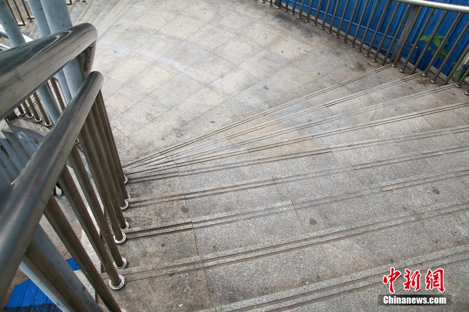 重庆渝中区一天桥扶梯最窄处仅15厘米