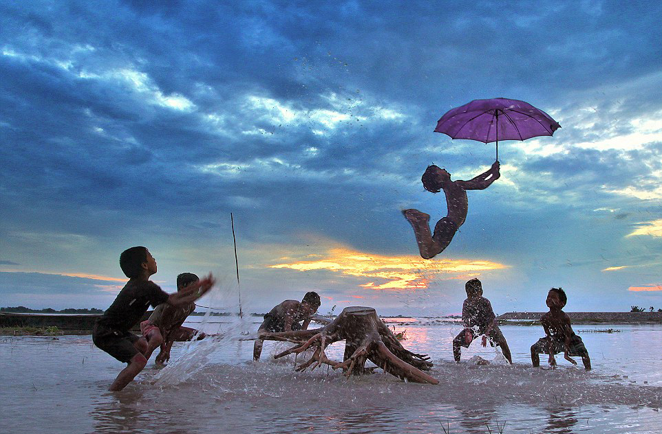 全球最佳旅行摄影照片出炉 萌娃戏水照夺冠