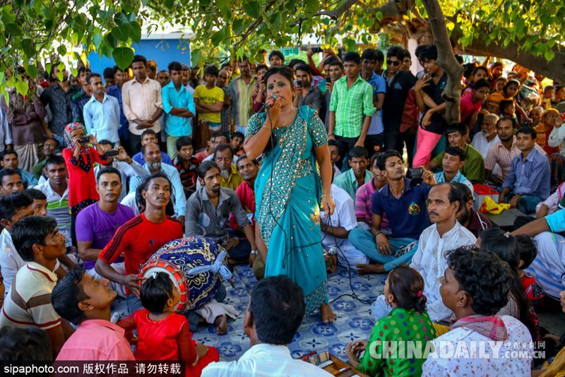 榕树下的传统民乐 孟加拉办露天音乐会