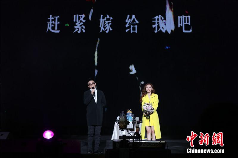 张靓颖演唱会被男友意外求婚 现场拥吻