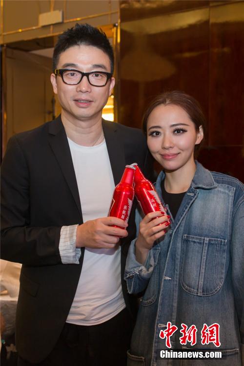 张靓颖演唱会被男友意外求婚 现场拥吻