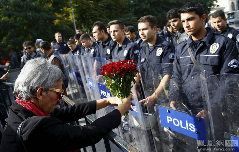 土耳其民众走上街头悼念爆炸遇难者