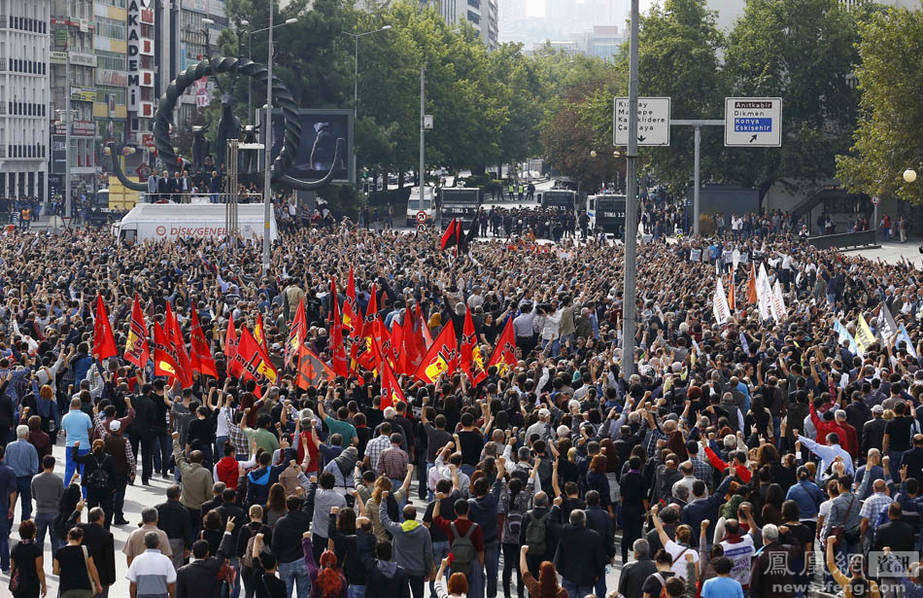 土耳其民众走上街头悼念爆炸遇难者