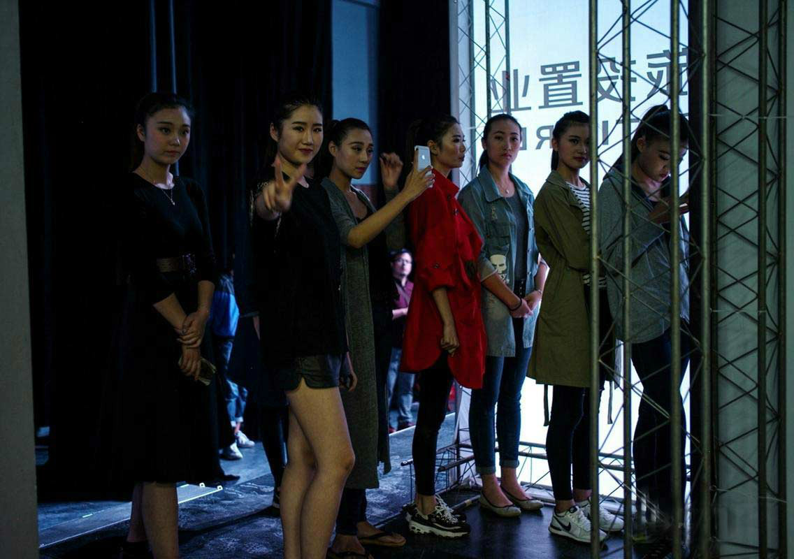 湖北 超模大赛拒绝整容 脸 化妆间一探选手真容