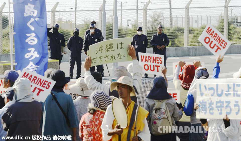 日本民众抗议美军新基地建设 与警方激烈冲突
