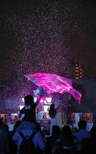 超梦幻：日本艺术家用肥皂泡演绎星空灯光秀