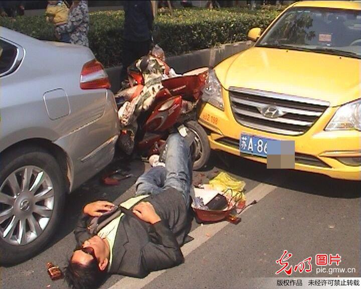 南京一男子骑电车快车道上遭前后“夹击”