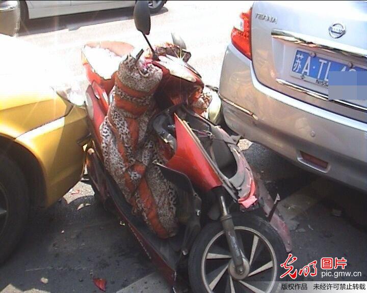 南京一男子骑电车快车道上遭前后“夹击”
