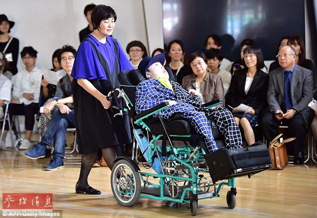 东京残疾人模特走秀 展示社会多样性