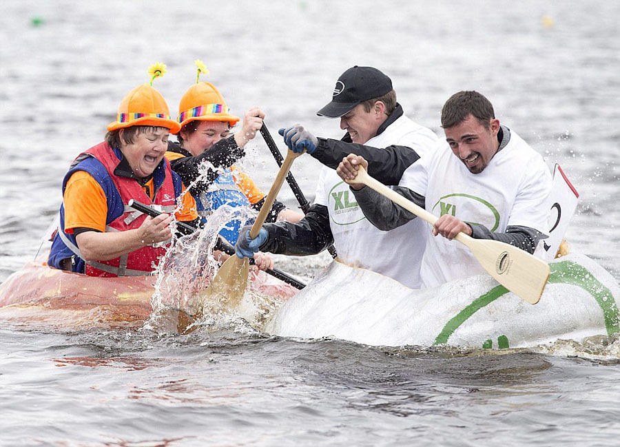 加拿大举办南瓜舟比赛 选手乘南瓜渡湖